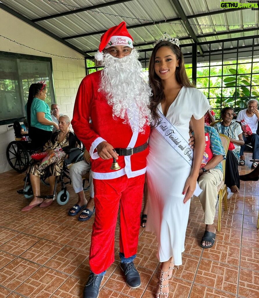 Aché Abrahams Instagram - Got to spend my day today spreading some Christmas cheer at V’s resting home for the elderly❤️. I absolutely enjoyed listening to their stories, getting to know them and singing Christmas songs together. It’s easy around this jolly time to forget that there are some people out there who aren’t so jolly. I always advocate for the importance of mental health and that includes for our vulnerable elders as well. Please remember to check in with your grandparents or even the elderly neighbour who may be spending Christmas alone. It was such a great pleasure to make these beautiful people smile today and I’ll be checking in with them again in the new year 🥰