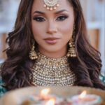 Aché Abrahams Instagram - Let each diya you light bring a glow of happiness on your face and enlighten your soul. Happy Diwali!🪔