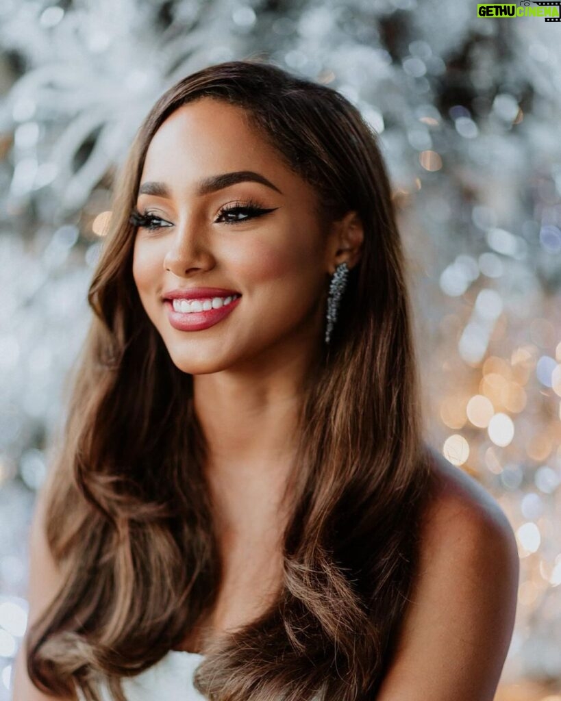 Aché Abrahams Instagram - Wishing you all a merry merry Christmas & a happy new year! 🎄 Today let’s remind ourselves of the true meaning of Christmas… let’s care deeply for one another, think kindly, act gently and share love with the world. Happy holidays from the Miss World TT team 💋 Photography by @raj.vphotography ✨