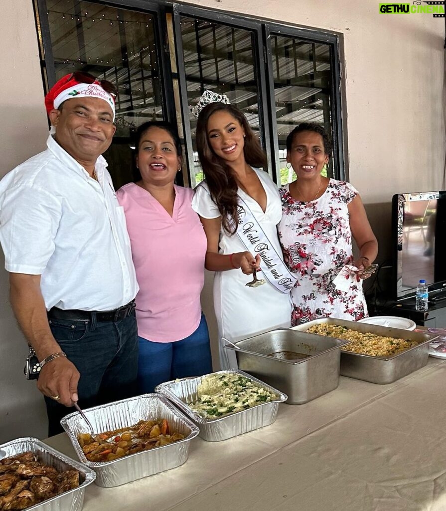 Aché Abrahams Instagram - Got to spend my day today spreading some Christmas cheer at V’s resting home for the elderly❤️. I absolutely enjoyed listening to their stories, getting to know them and singing Christmas songs together. It’s easy around this jolly time to forget that there are some people out there who aren’t so jolly. I always advocate for the importance of mental health and that includes for our vulnerable elders as well. Please remember to check in with your grandparents or even the elderly neighbour who may be spending Christmas alone. It was such a great pleasure to make these beautiful people smile today and I’ll be checking in with them again in the new year 🥰