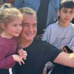 Acun Ilıcalı Instagram - Dün çok güzel bir gündü. Hatay'daki çocuklarımızla "Kral Şakir Mikrop Avcıları Cumburlop!" filmini seyrettik. Onlarla olmak, sevgilerini hissetmek ve gözlerindeki mutluluğu görmenin benim için tarifi yok. O kadar tatlı, o kadar sevimlilerdi ki zaman nasıl geçti anlamadım. İnşallah yakın zamanda çok güzel bir proje ile tekrar orada olacağım. Misafirperverliği için Hatay Büyükşehir Belediye Başkanımız Lütfü Savaş’a ve ayrıca bu anlamlı günde benimle birlikte olduğu için sevgili Varol Yaşaroğlu'na teşekkür ediyorum. En kısa zamanda görüşmek dileğiyle... @lutfusavas @varolyasaroglu