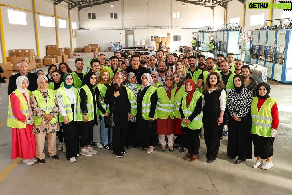 Acun Ilıcalı Instagram - Memleketim Erzurum’da yeni fabrikamızın açılışını sevgili dostum Fatih Melek ile birlikte gerçekleştirdik. Kurmuş olduğumuz fabrikamızdaki çalışanların büyük çoğunluğunu kadınların oluşturması beni ayrıca çok mutlu ediyor. Fabrikamızın açılışına teşrif eden ve bize her zaman desteğini hissettiren Erzurum Valisi Mustafa Çiftçi'ye ve Erzurum Büyükşehir Belediye Başkanı Mehmet Sekmen’e teşekkürlerimi sunuyorum. Allah inşallah yakın zamanda Erzurum'a yeni yatırımlar yapmayı nasip eder.