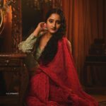 Aditi Dravid Instagram - Swipe left to make her smile🥀 . . Wearing @suta_bombay Blouse @lavanyaoxidised_and_handlooms Jewellery @jizajewellerystudio Shot by @kuldip1985 Location @kalasystudios Mua @visagemakeover Hair @balikatandale.makeupartist Shoot managed by @wechitramedia @n.i.d.s_ @amru_tak 🩷