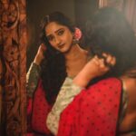 Aditi Dravid Instagram - 🥀 Wearing @suta_bombay Blouse @lavanyaoxidised_and_handlooms Shot by @kuldip1985 Location @kalasystudios Mua @visagemakeover Hair @balikatandale.makeupartist Jewellery @jizajewellerystudio Shoot managed by @wechitramedia Love to my girls @amru_tak @n.i.d.s_