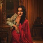Aditi Dravid Instagram - Swipe left to make her smile🥀 . . Wearing @suta_bombay Blouse @lavanyaoxidised_and_handlooms Jewellery @jizajewellerystudio Shot by @kuldip1985 Location @kalasystudios Mua @visagemakeover Hair @balikatandale.makeupartist Shoot managed by @wechitramedia @n.i.d.s_ @amru_tak 🩷