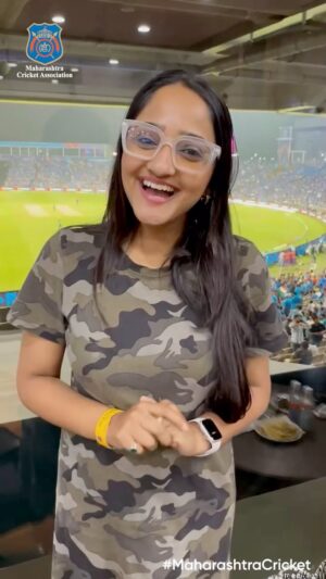 Aditi Dravid Instagram - अभिनेत्री @aditi_vinayak_dravid ने भारत विरुद्ध बांगलादेश सामन्याचा एमसीए, स्टेडियमवर आनंद घेतला. यावेळी २७ वर्षांनी पुण्यात होत असलेल्या विश्वचषक सामन्यांबद्दल समाधान व्यक्त केले.
.
.
.
#mca #aditidravid #aditidravidfanpage #rohitpawar #mcastadium #cwc23 #INDvsBAN #indvban