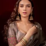 Aditi Rao Hydari Instagram - woke up like this 😋 @rimpleandharpreet @sanamratansi @shriparamanijewels