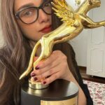 Aditi Rao Hydari Instagram - The beginning of a jubilee year!!!! Sumitra kumari is thrilled! Trailblazer performer of the year for Jubilee Thank you to the most incredible team ❤️ Vikram sir thank you forever and tightest hug ever 🤗 Thank @iwmbuzz 🙏🏻 Yayeeeee 🥰 Ps- that’s a pretty looking award! I’m all for flying tigers and magical creatures 😍