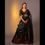 Aditi Rao Hydari Instagram - The little black dot! I never wanted to wear a bottu (that’s what a bindi is called in Hyderabad) when I was little. It’s so much a part of the southern indian tradition, it doesn’t even count as dressing up. My mother wears a kumkum bottu made out of turmeric in the most beautiful vermillion, I used to watch her make her kumkum bottu, just that and she would glow without a spot of make up. I’d go to dance class and wear my neat middle parted long braid with no fuss but I just did not want to wear a bottu! It was years later when I started shooting for Kaatru veliyidai with mani sir that I got attached to this little black dot on my forehead. From the costume trials with Eka ( @ekalakhani) To shooting in Ooty, Ladakh , Serbia, the freezing cold, my Rudolph red nose and my little black bottu. And here it is! My favourite little black bottu @jigarmaliofficial @sanamratansi @tyaanijewellery @kaasastudio