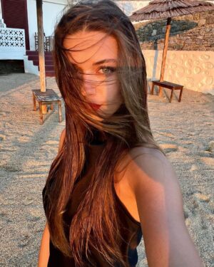 Afra Saraçoğlu Instagram - 🖤