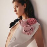 Afra Saraçoğlu Instagram - “En önemlisi asla vazgeçmemek. Hedefim, inandığım bu yolda ilerlemek. Kalıcı olmak” Yaratıcı kimliğini yüksek enerjisi ile birleştiren Afra Saraçoğlu ile yaşam ve stil seçimleri hakkında konuştuk. Daha fazlası Bazaar Style sayımızda. Genel Yayın Yönetmeni: Gülen Yelmen @gulenyelmen Fotoğraf: Emre Güven @emreguven Moda Editörü: Tuğçe Kılınçlı @tugce.kilincli Röportaj: Pelin Hasçalık @pelinhascalik Proje Yönetmeni: Neslişah Helvacı @neslisahhelvacii Saç: Ferit Belli @feritbelli Saç Asistanı: Suat Başdemir @suatbasdemir1 Makyaj:Ali Rıza Özdemir @alirizaozdemir Video: Berat Soner Çapin @beratcapin