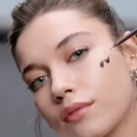 Afra Saraçoğlu Instagram - Pürüzsüz cildimin sırrı… Garnier peeling etkili AHA BHA Siyah Serum. Hadi Kara Sevdam ile tanışın! 🖤 @garnierturkiye