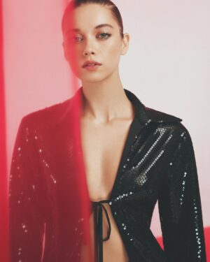 Afra Saraçoğlu Instagram - #bestofhello @hellodergisi
@cartier 🤍

Röportaj: @meldanar13
Fotoğraf: @korayparlak
Moda Direktörü: @asilasli
Saç: @mustafa_akguul @tagbeautyofficial Makyaj: @alirizaozdemir
Fotoğraf asistanı: @_okanaltin
Styling asistanı: @damlareisoglu @cidgemaydin
Saç asistanı: Mehmet İyi @tagbeautyofficial
Makyaj asistanı: @yiğitizgii
Afra Saraçoğlu iletişim: @ph7entertainment @burcubulutcan