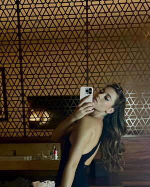 Afra Saraçoğlu Instagram - It’s me, hi, I’m the problem its me 
Binbir Afito #2