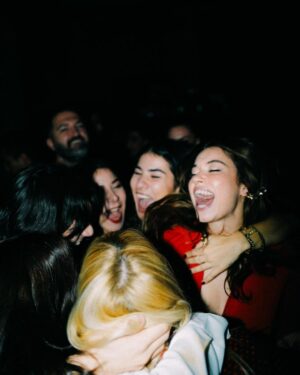 Afra Saraçoğlu Instagram - 26 dump 🎉
dogum günümü kutlayan o gün yanımda olan- olamayan mutlulugumu ve heyecanımı benımle paylasanlara cok tesekkur ederim. İyi ki varsınız hepimiz iyi ki doğduk!! 🫶🏼 

I would like to thank very much those who shared my happiness and excitement with me on that day celebrating my birthday, who were with me, who could not be. I am glad that you exist, we were all born happy!! 🫶🏻