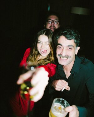 Afra Saraçoğlu Instagram - 26 dump 🎉
dogum günümü kutlayan o gün yanımda olan- olamayan mutlulugumu ve heyecanımı benımle paylasanlara cok tesekkur ederim. İyi ki varsınız hepimiz iyi ki doğduk!! 🫶🏼 

I would like to thank very much those who shared my happiness and excitement with me on that day celebrating my birthday, who were with me, who could not be. I am glad that you exist, we were all born happy!! 🫶🏻