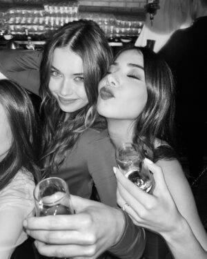 Afra Saraçoğlu Instagram - 26 dump 🎉
dogum günümü kutlayan o gün yanımda olan- olamayan mutlulugumu ve heyecanımı benımle paylasanlara cok tesekkur ederim. İyi ki varsınız hepimiz iyi ki doğduk!! 🫶🏼 

I would like to thank very much those who shared my happiness and excitement with me on that day celebrating my birthday, who were with me, who could not be. I am glad that you exist, we were all born happy!! 🫶🏻