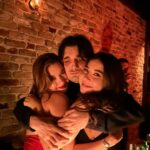 Afra Saraçoğlu Instagram - 26 dump 🎉 dogum günümü kutlayan o gün yanımda olan- olamayan mutlulugumu ve heyecanımı benımle paylasanlara cok tesekkur ederim. İyi ki varsınız hepimiz iyi ki doğduk!! 🫶🏼 I would like to thank very much those who shared my happiness and excitement with me on that day celebrating my birthday, who were with me, who could not be. I am glad that you exist, we were all born happy!! 🫶🏻
