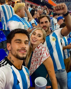 Agustín Bernasconi Instagram - Que felicidad lpm , VAMOS SELECCIÓN , VAMOS ARGENTINAAA🇦🇷🇦🇷🇦🇷 

Gracias @budweiser_ar por invitarme a ver este partido , Encima me toco compañera de lujo @morenabeltran10 🙏🏽🇦🇷❤️ #Budweiser #YoursToTake