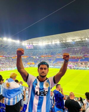 Agustín Bernasconi Instagram - Que felicidad lpm , VAMOS SELECCIÓN , VAMOS ARGENTINAAA🇦🇷🇦🇷🇦🇷 

Gracias @budweiser_ar por invitarme a ver este partido , Encima me toco compañera de lujo @morenabeltran10 🙏🏽🇦🇷❤️ #Budweiser #YoursToTake