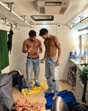 Agustín Bernasconi Instagram - Acá chequeando si subimos el challenge o no 🤣 @mya_musica @maxiespindola 
#MALDEAMORCHALLENGE
