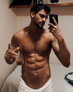 Agustín Bernasconi Instagram - Hola Bariloche , el frió es mental 🤣🤚🏽