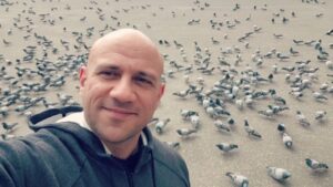 Ahmed Mekky Instagram - في مكه ... وسط الحمام المكي ... #ahmedmekky #elkebeer #makkah #freedom #free #peace #pigeon #birds #birdsofinstagram #احمدمكي  #الكبير  #مكه  #حمام.مكه
#smile  #سكينه  #راحه