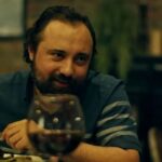 Ahmet Kürşat Öçalan Instagram - #sınıfsalveda #gibi #gibidizisi 🩸🍒🍷🩳🍖🙋‍♂️