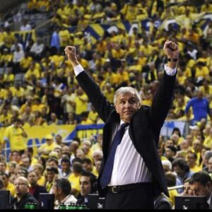 Ahmet Kürşat Öçalan Instagram - Giden bir koç değil. Giden, bana şu yaşıma kadar Fenerbahçe'nin ne demek oldugunu en iyi şekilde gösteren, Fenerbahçe ruhuna sahada vücut veren ve bunu her sahaya çıkışında istisnasız bir şekilde mütemadiyen yapan, Avrupa'nın görmüş olduğu en büyük KOÇ,  en büyük LİDER. Giden, Fenerbahçe'ye hizmet edenler arasında işini en layıkıyla yapan, Fenerbahçenin kimyasını, kaderini değiştiren bir komutan. Senin sayende Belgrad sokaklarında, Berlin caddelerinde, kuzey İspanyada Fenerbahçe diye, Türkiye diye bağırdık. Senin sayende hep tvden gıpta ederek izlediğimiz ana, "we are the champions" şarkısı eşliğinde  Avrupa'nın en büyük kupasını kaldırdığımıza  şahitlik ettik. Sen bizi çok mutlu ettin. Sana çok teşekkür ederim Koç. Seni bizde çalışmaya ikna etmek bir önceki yönetimin en doğru üç hareketinden biriyse, senin gitmene mani olamamak da bu yönetimin yapmış ve yapacağı tüm hatalar arasında ilk sırada olacak. Tekrar karşılaşalım Koç. Tekrar bizimle ol. Biz seni çok seviyoruz #obradovic  @alexander.raskovic  @fbbasketbol @fenerbahce #obra