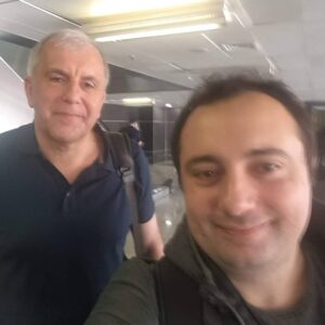 Ahmet Kürşat Öçalan Instagram - Giden bir koç değil. Giden, bana şu yaşıma kadar Fenerbahçe'nin ne demek oldugunu en iyi şekilde gösteren, Fenerbahçe ruhuna sahada vücut veren ve bunu her sahaya çıkışında istisnasız bir şekilde mütemadiyen yapan, Avrupa'nın görmüş olduğu en büyük KOÇ,  en büyük LİDER. Giden, Fenerbahçe'ye hizmet edenler arasında işini en layıkıyla yapan, Fenerbahçenin kimyasını, kaderini değiştiren bir komutan. Senin sayende Belgrad sokaklarında, Berlin caddelerinde, kuzey İspanyada Fenerbahçe diye, Türkiye diye bağırdık. Senin sayende hep tvden gıpta ederek izlediğimiz ana, "we are the champions" şarkısı eşliğinde  Avrupa'nın en büyük kupasını kaldırdığımıza  şahitlik ettik. Sen bizi çok mutlu ettin. Sana çok teşekkür ederim Koç. Seni bizde çalışmaya ikna etmek bir önceki yönetimin en doğru üç hareketinden biriyse, senin gitmene mani olamamak da bu yönetimin yapmış ve yapacağı tüm hatalar arasında ilk sırada olacak. Tekrar karşılaşalım Koç. Tekrar bizimle ol. Biz seni çok seviyoruz #obradovic  @alexander.raskovic  @fbbasketbol @fenerbahce #obra