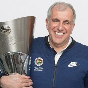 Ahmet Kürşat Öçalan Instagram - Giden bir koç değil. Giden, bana şu yaşıma kadar Fenerbahçe'nin ne demek oldugunu en iyi şekilde gösteren, Fenerbahçe ruhuna sahada vücut veren ve bunu her sahaya çıkışında istisnasız bir şekilde mütemadiyen yapan, Avrupa'nın görmüş olduğu en büyük KOÇ,  en büyük LİDER. Giden, Fenerbahçe'ye hizmet edenler arasında işini en layıkıyla yapan, Fenerbahçenin kimyasını, kaderini değiştiren bir komutan. Senin sayende Belgrad sokaklarında, Berlin caddelerinde, kuzey İspanyada Fenerbahçe diye, Türkiye diye bağırdık. Senin sayende hep tvden gıpta ederek izlediğimiz ana, "we are the champions" şarkısı eşliğinde  Avrupa'nın en büyük kupasını kaldırdığımıza  şahitlik ettik. Sen bizi çok mutlu ettin. Sana çok teşekkür ederim Koç. Seni bizde çalışmaya ikna etmek bir önceki yönetimin en doğru üç hareketinden biriyse, senin gitmene mani olamamak da bu yönetimin yapmış ve yapacağı tüm hatalar arasında ilk sırada olacak. Tekrar karşılaşalım Koç. Tekrar bizimle ol. Biz seni çok seviyoruz #obradovic  @alexander.raskovic  @fbbasketbol @fenerbahce #obra