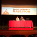 Ahmet Kürşat Öçalan Instagram - Tiyatro cok guzel sey. Hem de cok. Ama Keske seyirci de gelse. Oyun ciktiktan sonra oyuncu icin en buyuk heyecanlardan biri giseye sorulan "var mi gelen?" sorusudur. Oyun oncesi perde arasindan gelen izleyiciyi izlemek ve kulise gidip bayagi kisi gelmis denildiginde odaya salinan o mutlulugu hissetmektir oyuncuya en buyuk motivasyon. Ne is yapiyorsun sorusuna oyuncuyum denildiginde "ne kadar guzel, cok takdir ediyorum sizleri istediginiz isin pesinden kosuyorsunuz" diyenler oyunlara gelip takdirlerini belli etseler keske. "Bir gun oyunun oldugunda mutlaka cagir" diyenler oyunum oldugunda ve onlari cagirdigimda mutlaka gelseler keske. Hep bir sonraki oyun kac kisi gelecek acaba endisesini hic yasamasak keske. Ama iste tiyatro tum bu keskelere ragmen guzel. 2 kalas bir hevestir tiyatro. Hevessiz birakmayin tiyatroyu. Cunku Allahtan tiyatro var! #27mart #tiyatro #tiyatroiyidir #sahne #istanbultiyatroları