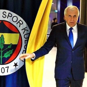 Ahmet Kürşat Öçalan Instagram - Giden bir koç değil. Giden, bana şu yaşıma kadar Fenerbahçe'nin ne demek oldugunu en iyi şekilde gösteren, Fenerbahçe ruhuna sahada vücut veren ve bunu her sahaya çıkışında istisnasız bir şekilde mütemadiyen yapan, Avrupa'nın görmüş olduğu en büyük KOÇ,  en büyük LİDER. Giden, Fenerbahçe'ye hizmet edenler arasında işini en layıkıyla yapan, Fenerbahçenin kimyasını, kaderini değiştiren bir komutan. Senin sayende Belgrad sokaklarında, Berlin caddelerinde, kuzey İspanyada Fenerbahçe diye, Türkiye diye bağırdık. Senin sayende hep tvden gıpta ederek izlediğimiz ana, "we are the champions" şarkısı eşliğinde  Avrupa'nın en büyük kupasını kaldırdığımıza  şahitlik ettik. Sen bizi çok mutlu ettin. Sana çok teşekkür ederim Koç. Seni bizde çalışmaya ikna etmek bir önceki yönetimin en doğru üç hareketinden biriyse, senin gitmene mani olamamak da bu yönetimin yapmış ve yapacağı tüm hatalar arasında ilk sırada olacak. Tekrar karşılaşalım Koç. Tekrar bizimle ol. Biz seni çok seviyoruz #obradovic  @alexander.raskovic  @fbbasketbol @fenerbahce #obra