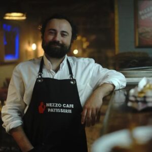 Ahmet Kürşat Öçalan Instagram - 4x3 #ortayaşkrizi #gibidizisi 
Nezzo cafe'de sıradan bir gün.