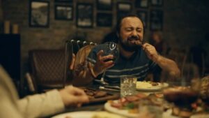 Ahmet Kürşat Öçalan Instagram - #sınıfsalveda #gibi #gibidizisi 🩸🍒🍷🩳🍖🙋‍♂️