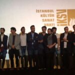 Ahmet Kürşat Öçalan Instagram - DONADONA Ön hazırlığı, set zamanı, set sonrası her bir dakikası çok şey öğretti. Bir senaryo yazdım oynamak ister misin diye sorduğum bütün oyuncu arkadaşlarım büyük fedakarlık ve özveri göstererek beni yalnız bırakmadılar. Böylesine yetenekli bir cast ile çalışmanın mutluluğu bir yana bu kadar iyi insanlardan oluşan bir oyuncu grubu ile bu heyecanı paylaşmak ne büyük şanstı. Teknik ekip - öylesine sahiplendiler ki Donadona'yı, emeklerine sağlık. Her birinize çok teşekkürler. @nusretemrebilgin.dop @borakasrga @barbarosgokdemir Sete herkesten önce gelip herkesten sonra çıkan yönetmenlerimiz @ismetk ve @kaanarici Donadona'ya öyle bir enerji koydular ki inanılmazdı. Kelimelerle ifade edilemeyecek bir enerji. Yoruldular hem de çok yoruldular. Öyle böyle değil :) Son olarak kardeşim @ahmetorhon ile böylece @orhonacademy 'nin ilk filmini de hayata geçirmiş olduk. Devamı da mutlaka gelecek. Prömiyerimizi @istanbulfilmfestivali_ ile yapmış olmak da ayrıca çok güzeldi. Festivalde emeği geçen herkese de çok teşekkürler. @elifgizemaykul @bburakakbass @erdemsakalibuyuk @canyilmaz086 @duygukum @eraysel__ @elifisci_ @gizemtileyli @alisanozkan @mugeduygunn @araskosedag @pnarefee @gunesgurpinar @kaderezgec @yusufozturkb @aybiketuran @omercangul @seherozkan @cemr.e.er