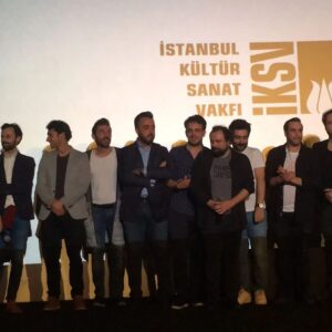 Ahmet Kürşat Öçalan Instagram - DONADONA
Ön hazırlığı, set zamanı, set sonrası her bir dakikası çok şey öğretti. Bir senaryo yazdım oynamak ister misin diye sorduğum bütün oyuncu arkadaşlarım büyük fedakarlık ve özveri göstererek beni yalnız bırakmadılar. Böylesine yetenekli bir cast ile çalışmanın mutluluğu bir yana bu kadar iyi insanlardan oluşan bir oyuncu grubu ile bu heyecanı paylaşmak ne büyük şanstı.

Teknik ekip - öylesine sahiplendiler ki Donadona'yı, emeklerine sağlık. Her birinize çok teşekkürler. @nusretemrebilgin.dop
@borakasrga @barbarosgokdemir 

Sete herkesten önce gelip herkesten sonra çıkan yönetmenlerimiz @ismetk ve @kaanarici Donadona'ya öyle bir enerji koydular ki inanılmazdı. Kelimelerle ifade edilemeyecek bir enerji. Yoruldular hem de çok yoruldular. Öyle böyle değil :) 

Son olarak kardeşim @ahmetorhon ile böylece @orhonacademy 'nin ilk filmini de hayata geçirmiş olduk. Devamı da mutlaka gelecek. 

Prömiyerimizi @istanbulfilmfestivali_  ile yapmış olmak da ayrıca çok güzeldi. Festivalde emeği geçen herkese de çok teşekkürler.

@elifgizemaykul
@bburakakbass @erdemsakalibuyuk @canyilmaz086 @duygukum @eraysel__ @elifisci_ @gizemtileyli @alisanozkan @mugeduygunn @araskosedag @pnarefee @gunesgurpinar @kaderezgec @yusufozturkb @aybiketuran @omercangul @seherozkan @cemr.e.er