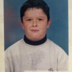 Ahmet Uğur Say Instagram - küçürekhikâye: 4-5 yaşlarındayken annemle pazara çıkmışız. Yürümüşüz, yürümüşüz, yürümüşüz... Anneme ‘anne bana saşjölesi alsana’ demişim. Annem de “n’apçan oğlum sen jöleyi?” demiş. Ben de demişim ki ‘ANNE YAKIŞIKLI OLMAM LAZIM!’ Jöleyi almışız ;) #gökyüzügibibirşeybuçocuklukhiçbiryeregitmiyor #edipcansever
