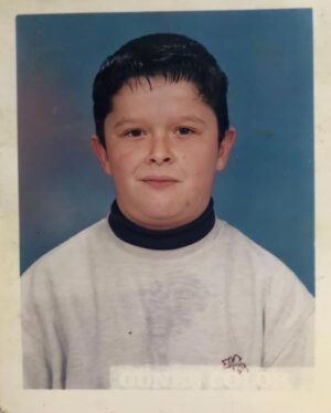 Ahmet Uğur Say Instagram - küçürekhikâye:
4-5 yaşlarındayken annemle pazara çıkmışız. Yürümüşüz, yürümüşüz, yürümüşüz... Anneme ‘anne bana saşjölesi alsana’ demişim. Annem de “n’apçan oğlum sen jöleyi?” demiş. Ben de demişim ki ‘ANNE YAKIŞIKLI OLMAM LAZIM!’ Jöleyi almışız ;)

#gökyüzügibibirşeybuçocuklukhiçbiryeregitmiyor
#edipcansever