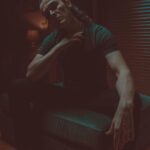 Ahmet Uğur Say Instagram - küçürekhikâye: 4-5 yaşlarındayken annemle pazara çıkmışız. Yürümüşüz, yürümüşüz, yürümüşüz... Anneme ‘anne bana saşjölesi alsana’ demişim. Annem de “n’apçan oğlum sen jöleyi?” demiş. Ben de demişim ki ‘ANNE YAKIŞIKLI OLMAM LAZIM!’ Jöleyi almışız ;) #gökyüzügibibirşeybuçocuklukhiçbiryeregitmiyor #edipcansever