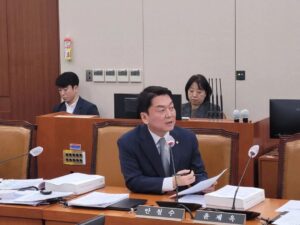 Ahn Cheol-soo Instagram - '경제, 안보, 과학기술 융합 시대!'

미중 과학기술 패권 전쟁으로 경제와 안보, 과학기술이라는 세 가치가 융합되고 있는 지금, 그 어느 때보다 외교부 장관의 책임은 막중합니다.

이에 오늘 국회에서 열린 조태열 외교부 장관 후보자의 인사청문회를 통해 우리 정부가 미국 대선, 중국의 자원 무기화 등 거대 이슈에 어떻게 대비하고 있는지 철저히 검증하였습니다.

저 또한 국회 외교통일위원회 여당위원으로서 우리나라가 가치와 실리 두 마리의 토끼를 잡는 외교를 할 수 있도록 최선을 다하겠습니다.

#조태열 #외교부장관 #인사청문회 #안철수