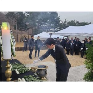 Ahn Cheol-soo Instagram - '새해를 맞이하여 현충탑 참배를 드렸습니다'

2024년 신년을 맞이해 성남시 수정구 현충탑에서 열린 참배 행사에 참석했습니다.

새해에도 국가를 위해 희생하신 순국선열과 호국영령분들께 감사하는 마음을 잊지 않겠습니다.