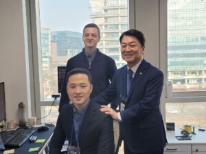 Ahn Cheol-soo Instagram - '판교테크노벨리를 이끄는 주역들!'

오늘은 판교 소부장기술융합연구소와 경기창조경제혁신센터에 각각 방문해 대한민국 경제의 미래에 대한 이야기를 나누었습니다.
그리고 판교 컨텐츠 거리조성사업 현장을 둘러 보았습니다.

얼어붙은 경제회복을 위해선 소기업이 중견기업으로, 중견기업이 대기업으로 성장할 수 있는 토양을 하루 빨리 갖춰야 합니다.

허허벌판이었던 판교에 처음 안랩을 세운 그 마음으로,
늘 기업인 여러분 곁에 함께 하겠습니다.

#판교 #테크노벨리 #스타트업 #성장 #안철수