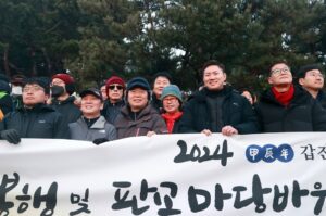 Ahn Cheol-soo Instagram - 1월 1일 새벽에 판교 마당바위에서 천여분의 주민들과 함께 일출을 보며 소원을 빌었습니다.
마당바위까지 30분 정도 산길을 올라가야했지만 미리 나와 계신 자원봉사자분들의 산길 정비와 안내 덕분에 큰 부상자 없이 많은 사람들이 새해 첫 일출을 함께 할 수 있었습니다.
공동체의 의미를 다시 한번 되새길 수 있었습니다.
청룡의 해를 맞아 기운찬 한해 되시기를 바랍니다.