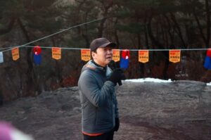 Ahn Cheol-soo Instagram - 1월 1일 새벽에 판교 마당바위에서 천여분의 주민들과 함께 일출을 보며 소원을 빌었습니다.
마당바위까지 30분 정도 산길을 올라가야했지만 미리 나와 계신 자원봉사자분들의 산길 정비와 안내 덕분에 큰 부상자 없이 많은 사람들이 새해 첫 일출을 함께 할 수 있었습니다.
공동체의 의미를 다시 한번 되새길 수 있었습니다.
청룡의 해를 맞아 기운찬 한해 되시기를 바랍니다.