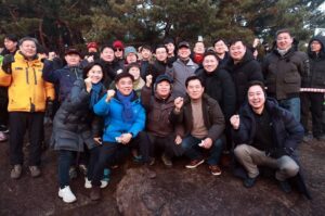 Ahn Cheol-soo Instagram - 1월 1일 새벽에 판교 마당바위에서 천여분의 주민들과 함께 일출을 보며 소원을 빌었습니다.
마당바위까지 30분 정도 산길을 올라가야했지만 미리 나와 계신 자원봉사자분들의 산길 정비와 안내 덕분에 큰 부상자 없이 많은 사람들이 새해 첫 일출을 함께 할 수 있었습니다.
공동체의 의미를 다시 한번 되새길 수 있었습니다.
청룡의 해를 맞아 기운찬 한해 되시기를 바랍니다.
