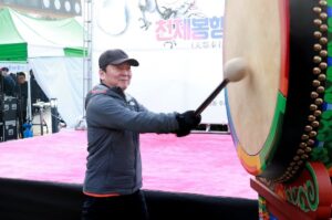 Ahn Cheol-soo Instagram - 1월 1일 새벽에 판교 마당바위에서 천여분의 주민들과 함께 일출을 보며 소원을 빌었습니다.
마당바위까지 30분 정도 산길을 올라가야했지만 미리 나와 계신 자원봉사자분들의 산길 정비와 안내 덕분에 큰 부상자 없이 많은 사람들이 새해 첫 일출을 함께 할 수 있었습니다.
공동체의 의미를 다시 한번 되새길 수 있었습니다.
청룡의 해를 맞아 기운찬 한해 되시기를 바랍니다.