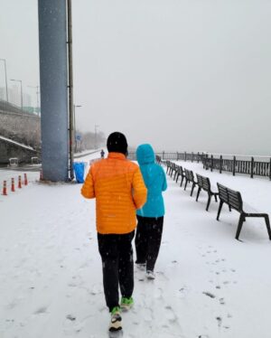 Ahn Cheol-soo Instagram - 눈 많이 오는 12월 30일 토요일 오전에 서울대 전•현직 교수들과 함께 뚝섬에서 잠수교까지 왕복해서 18km 정도를 달렸습니다.
저도 서울대 융합과학대학원 정교수 출신이어서 모임의 정식 멤버입니다.
모두들 따뜻하고 화목한 새해 되시기 바랍니다.