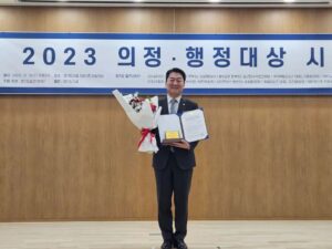 Ahn Cheol-soo Instagram - '분당 주민 여러분 덕에 뜻깊은 상을 받았습니다.' 🏆

경기도일간기자단 창립3주년 2023년 의정행정대상 시상식에서 '자치분권 발전 특별상'을 받았습니다.

늘 주민의 곁에서 분당판교의 발전을 위해 힘써온 나날을 알아주신 것 같아 감사한 마음입니다.

오늘 받은 이 상은 항상 힘이 되어주시는 주민 여러분과 함께 받는 상이라 생각하고 앞으로도 최선을 다하겠습니다.🔥🔥🔥

#경기도일간기자단 #의정행정대상 #자치분권 #특별상 #안철수