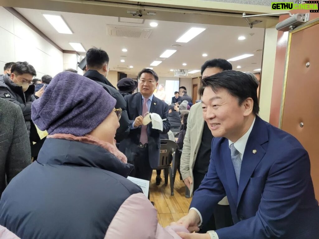 Ahn Cheol-soo Instagram - '야탑1·2·3동 주민분들께 올 한 해 의정보고를 드렸습니다!' 👨🏻‍💼 지난주 이매, 삼평동에 이어 오늘은 야탑1·2·3동에서 의정보고회를 열었습니다. 이번에도 신상진 성남시장님과 시도의원을 비롯해 야탑을 위해 힘쓰시는 리더분들이 함께해 주셨습니다. 어느덧 한 해를 마무리하는 12월이 되었습니다. 지난 1년을 되돌아보며 주민 여러분께 분당·판교의 발전을 위해 이뤄온 과업들을 상세히 말씀드렸습니다. 다가오는 2024년에도 우리 분당·판교가 1기 미래 도시로 발돋음할 수 있도록 최선을 다하겠습니다! 🏙 #야탑1동 #야탑2동 #야탑3동 #의정보고회 #분당 #판교 #안철수 분당구 야탑동